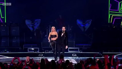 5 Seconds Of Summer Guitarist Michael Clifford Fall Off The Stage