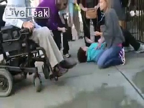 Yaşlı Adam Hırsızı Öyle Bir Dövdü ki. - Komik videolar - Funny videos