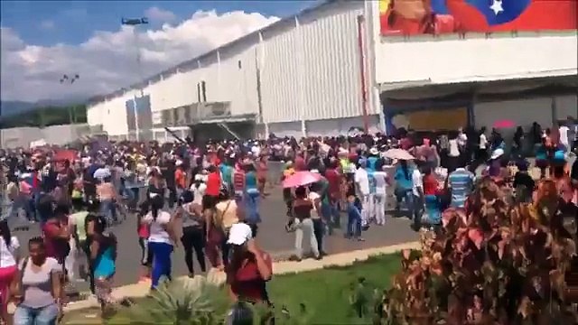 Así rodearon el Bicentenario de Charallave para exigir alimentos