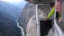 Questa è la strada più pericolosa al mondo e si trova nell'Himalaya
