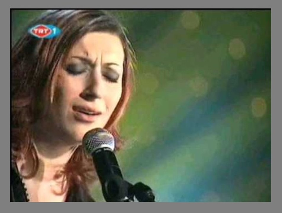 Gülay  Bahçada Yeşil Çınar