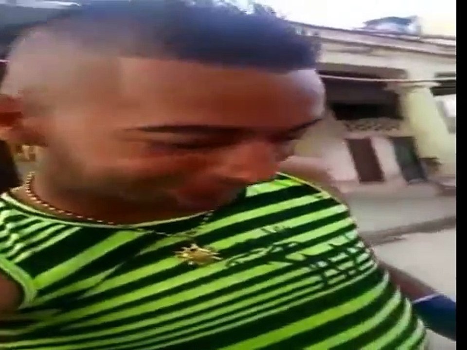 Cubanos utilizan hueco en la calle como piscina en la Habana.