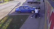 Une femme renversée par un scooter sur un trottoir