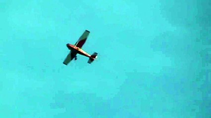 Paracaidista se salva tras quedar enganchado en avioneta