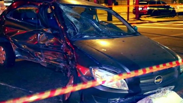 Motorista bêbado atravessa farol vermelho e mata mulher em São Paulo