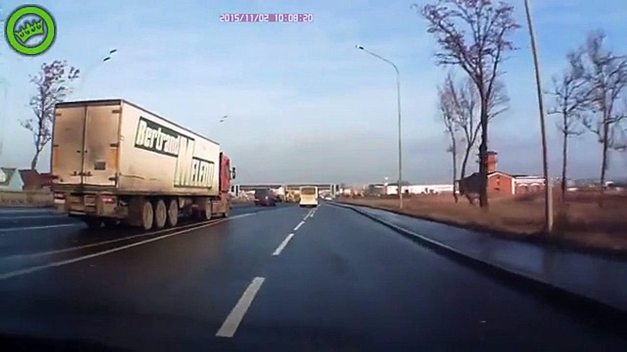 Thót tim với pha đánh lái tránh tai nạn của tài xế xe tải