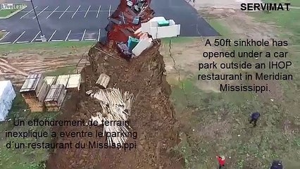Des voitures englouties par la Terre