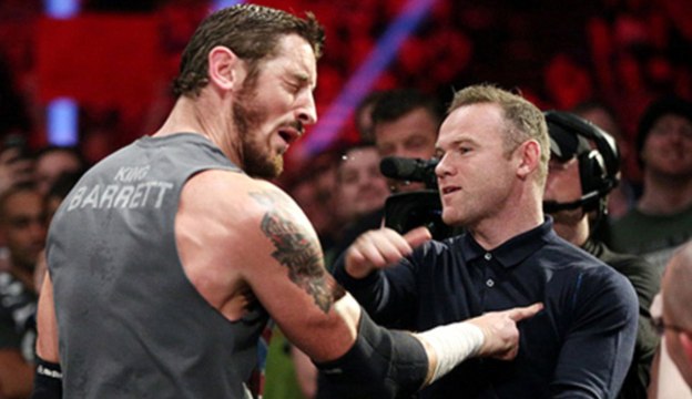 Wayne Rooney victimise un catcheur en direct !