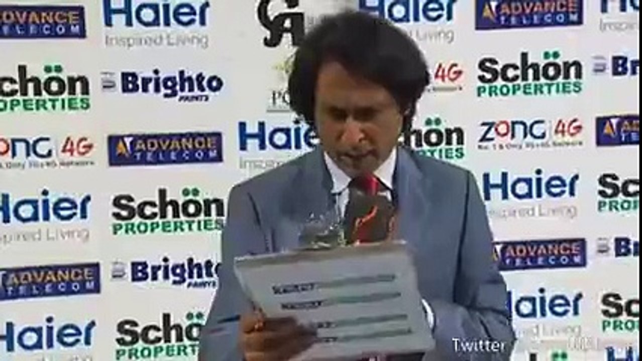 Shahid Afridi Denies For Shake Hand with Girl