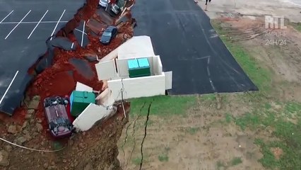 Aux États-Unis, un trou géant avale une quinzaine de voitures