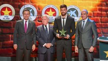 Piqué recibe el premio como mejor jugador catalán [ESP]