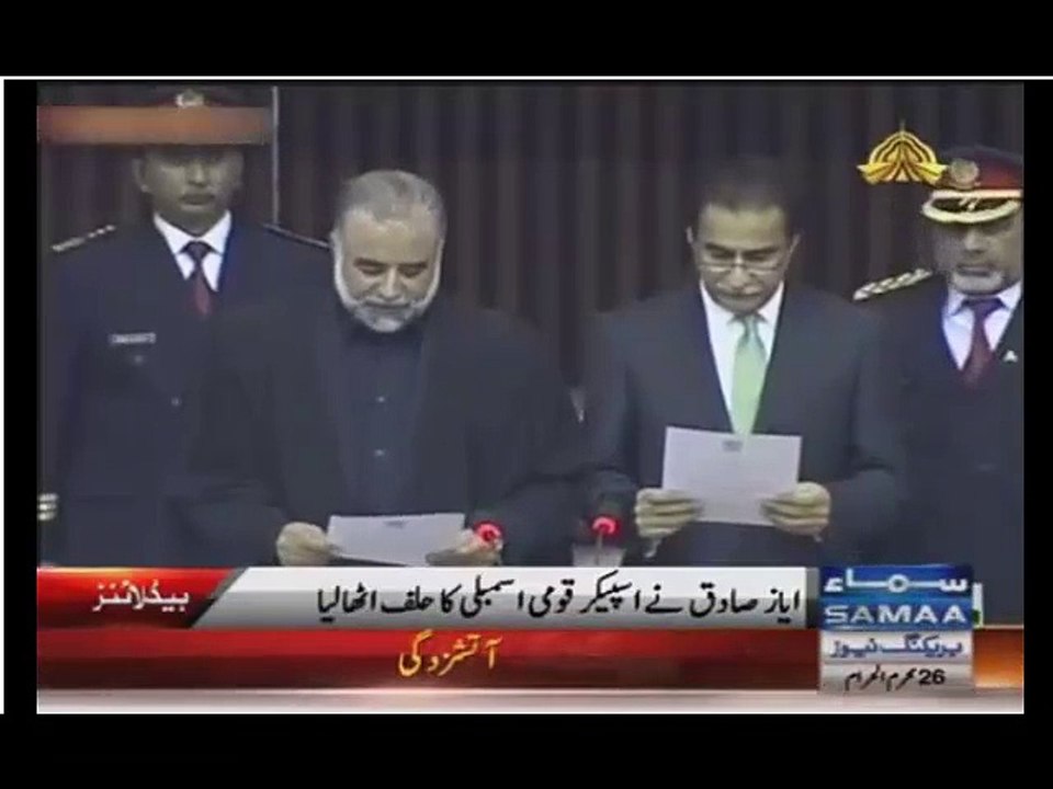 Hamza Shahbaz showing Ayaz Saadiq his "AUQAAT" infront of everyone
