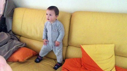 Meu bebe de 9 meses dançando