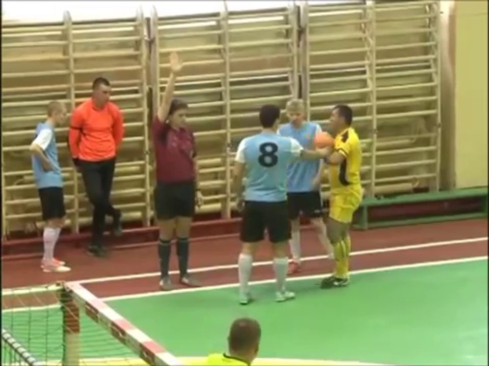 Russie : Un arbitre de futsal se prend une droite