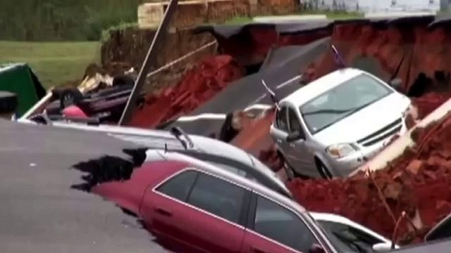 Quinze voitures aspirées par un trou mystérieux dans le Mississippi