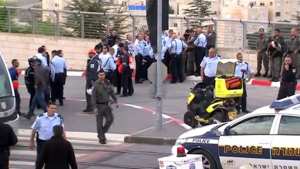 Palestinians attempt to stab an Israeli security guard