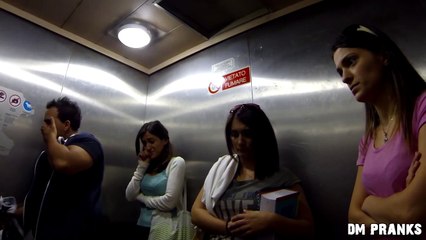 Asansörde Hapşurmayı Abartmak (kamera şakası)