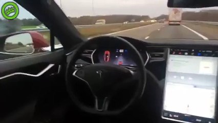 Un néerlandais sur l'autoroute à 83 km/h en mode pilote automatique avec sa Tesla S