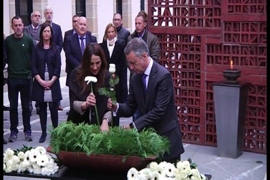 Parlamento vasco honra a todas las víctimas