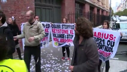Des manifestants viennent perturber la tenue de la Pré COP21 à Paris