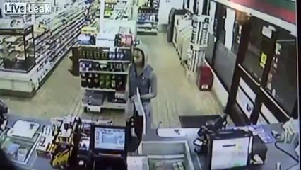 コンビニに車が突っ込む、犯人は逃亡