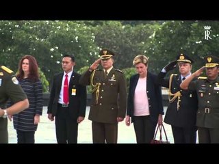 Indonesia - Il Presidente Mattarella depone una corona al Cimitero (10.11.15)