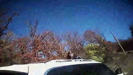 Une femme droguée fonce sur une voiture de police