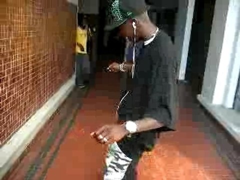 curtis banks en mode coupé décalé