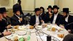 Des juifs Hassidiques chantent pour une Bar Mitzvah