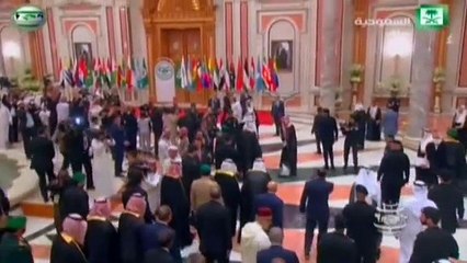 الملك سلمان يستقبل زعماء القمة العربية الأمريكية
