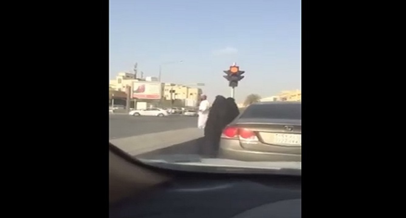 Deux femmes en burqa se battent sur la route