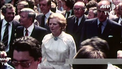 Hollande rend hommage à Helmut Schmidt, "un grand Européen"