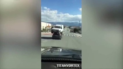 Un homme conduit avec une voiture sur le toit