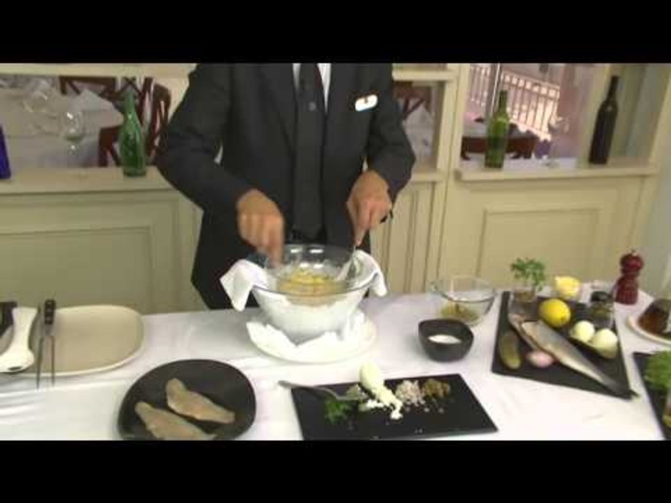 Tàrtar de llobarro amb amanida d'escarola i vinagreta de flor de romaní