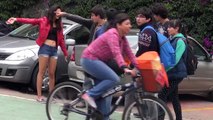 Tocando Pompis | Nalgadas | Bromas pesadas en la Calle | SKabeche y Daniela Binisa