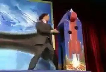 ساحر يكشف خدعت الصندوق بواسطة طريقة عجيبة