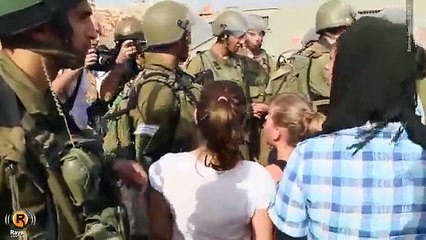 طفلة فلسطينية تواجه جنود الاحتلال