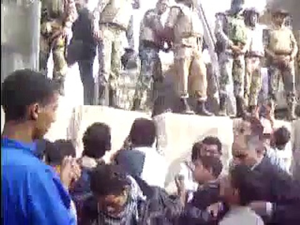 فاطيما دوام وبناء الجدار العازل بشارع محمد محمود.