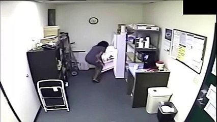 Genç kadın elbisesini sıyırıp bakın ne yaptı-