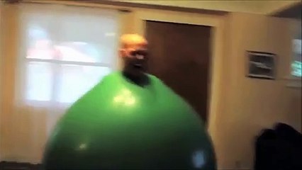 Un homme ballon danse sur de la house