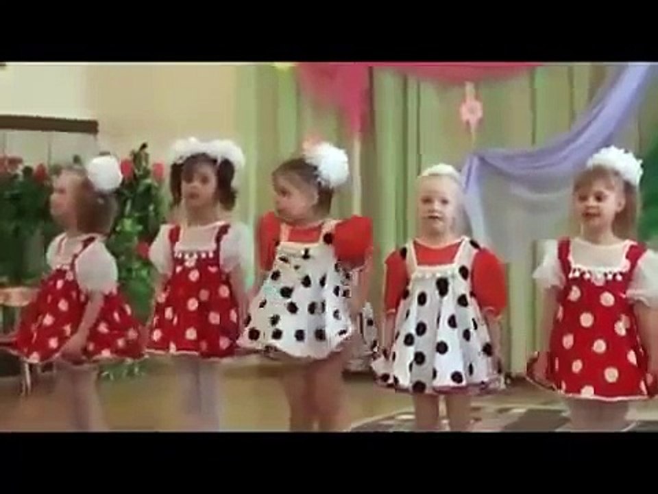 Девчушку просто прет! Утренник в детском саду! Прикольное видео!