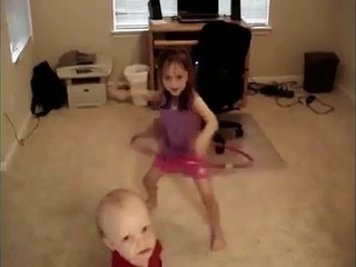 Малыш крутит обруч