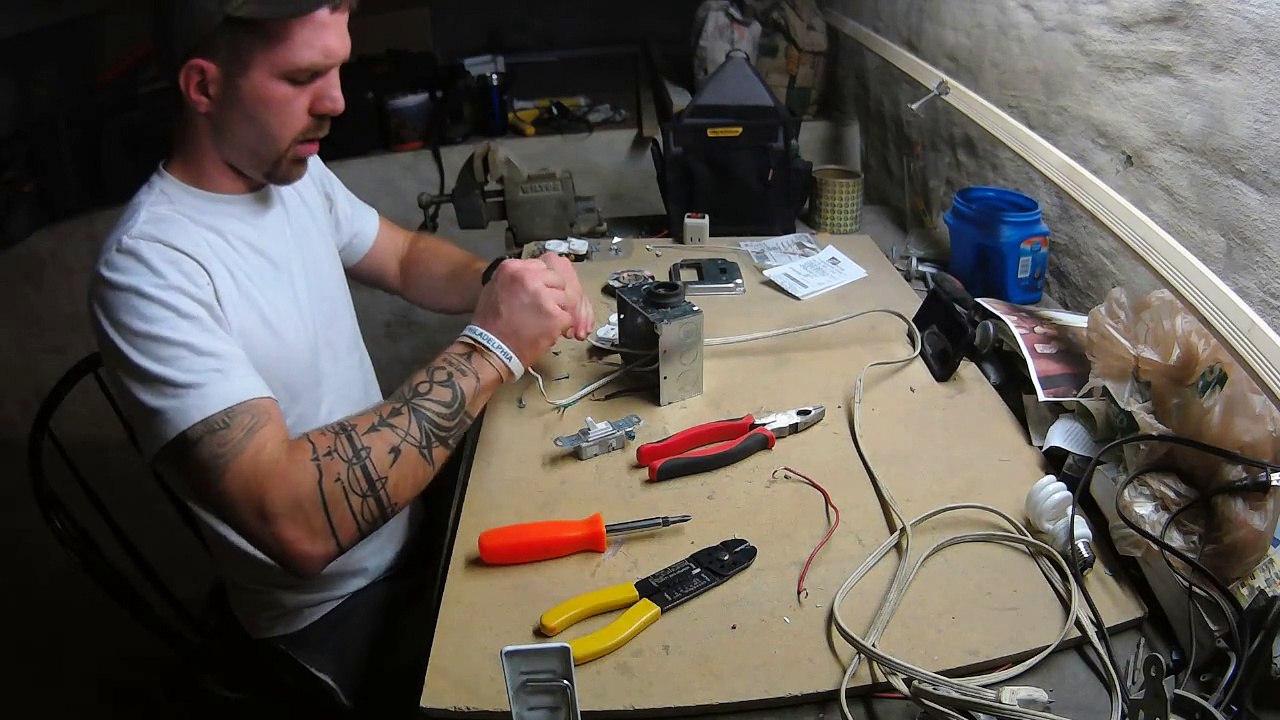 D.I.Y. - Create Your Own Charging Station With Light Bulb - Step by Step