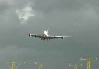 Скачать видео: Airbus A380 Faces Tricky Landing in Crosswind