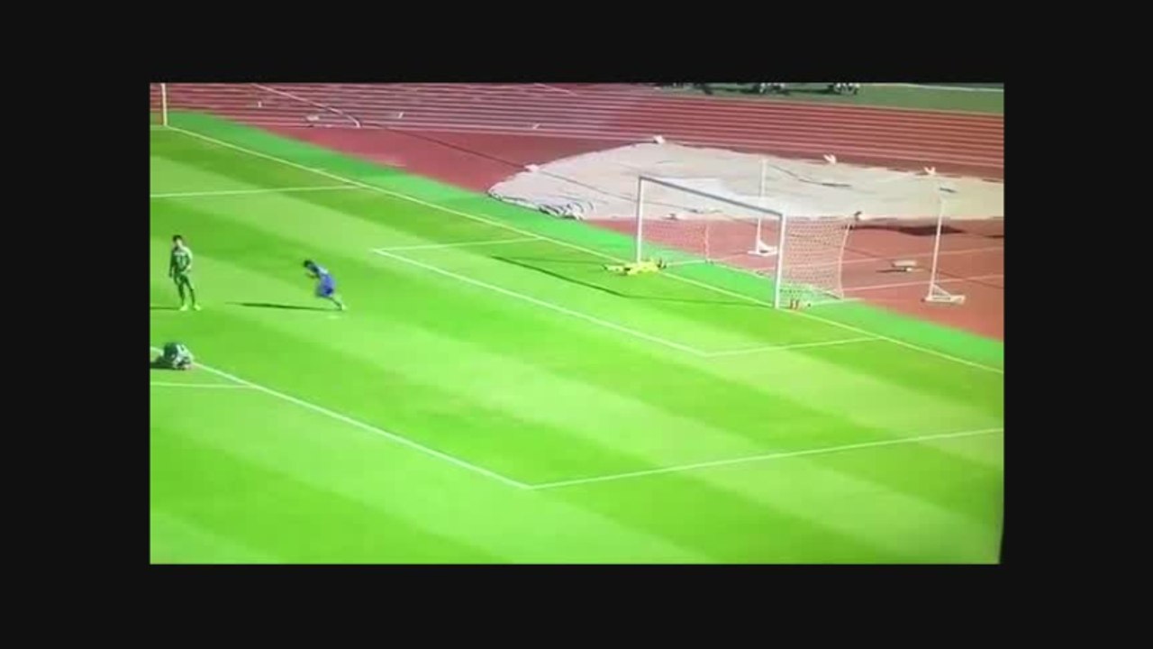 Học sinh JAV ghi bàn từ sân nhà bóng không chạm đất