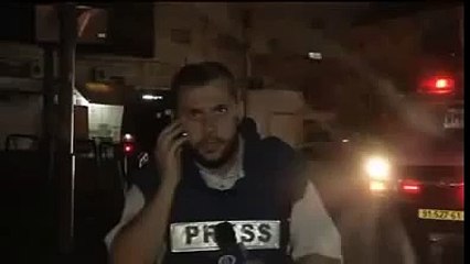 شاهد إصابة مراسل فضائية فلسطين اليوم، أمام عدسة الكاميرا