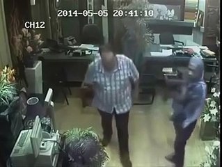 عملية سرقة تلتقطها كاميرات المراقبة