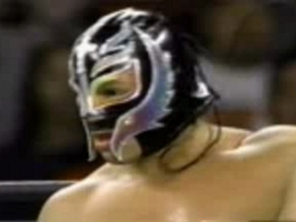WWE - Rey Mysterio enleve son masque