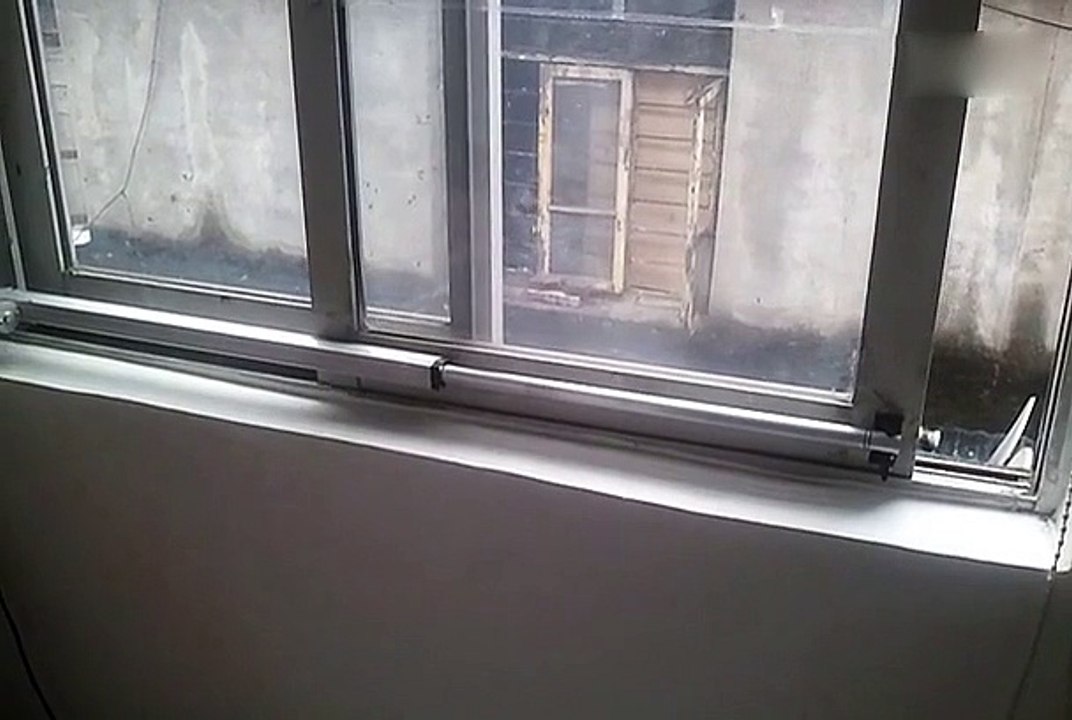 Open and close the window by linear actuator