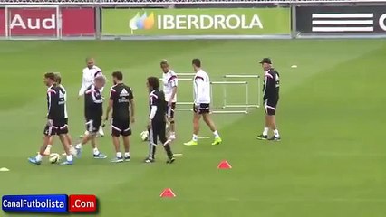 Cristiano Ronaldo bromea con James Rodríguez en el entrenamiento del Real Madrid